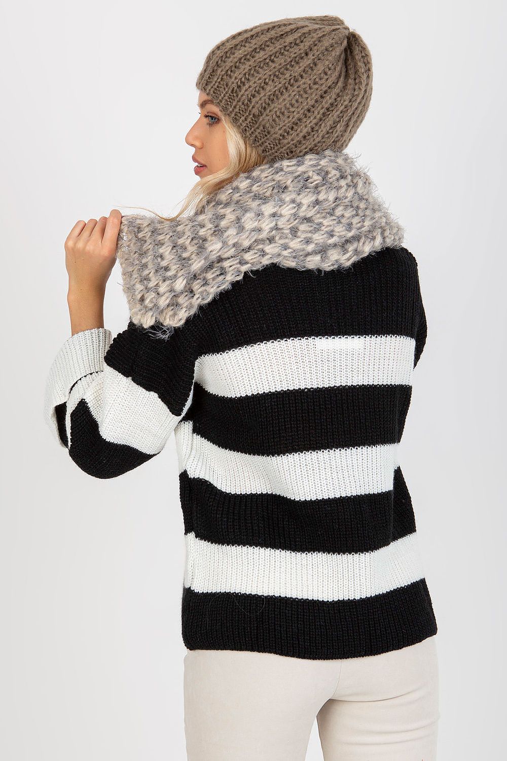  Shawl model 174877 AT 